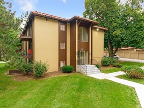 Montclair Place in Omaha, NE - Foto de edificio - Building Photo