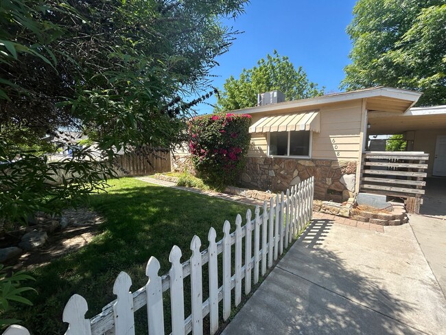 608 Florinda St in Hanford, CA - Building Photo - Building Photo