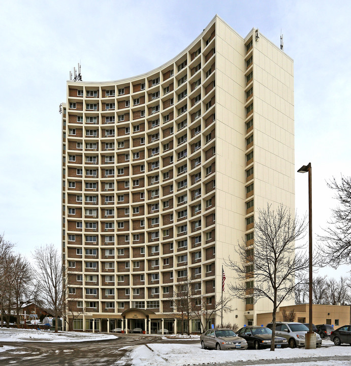 Montreal Hi-Rise in St. Paul, MN - Building Photo