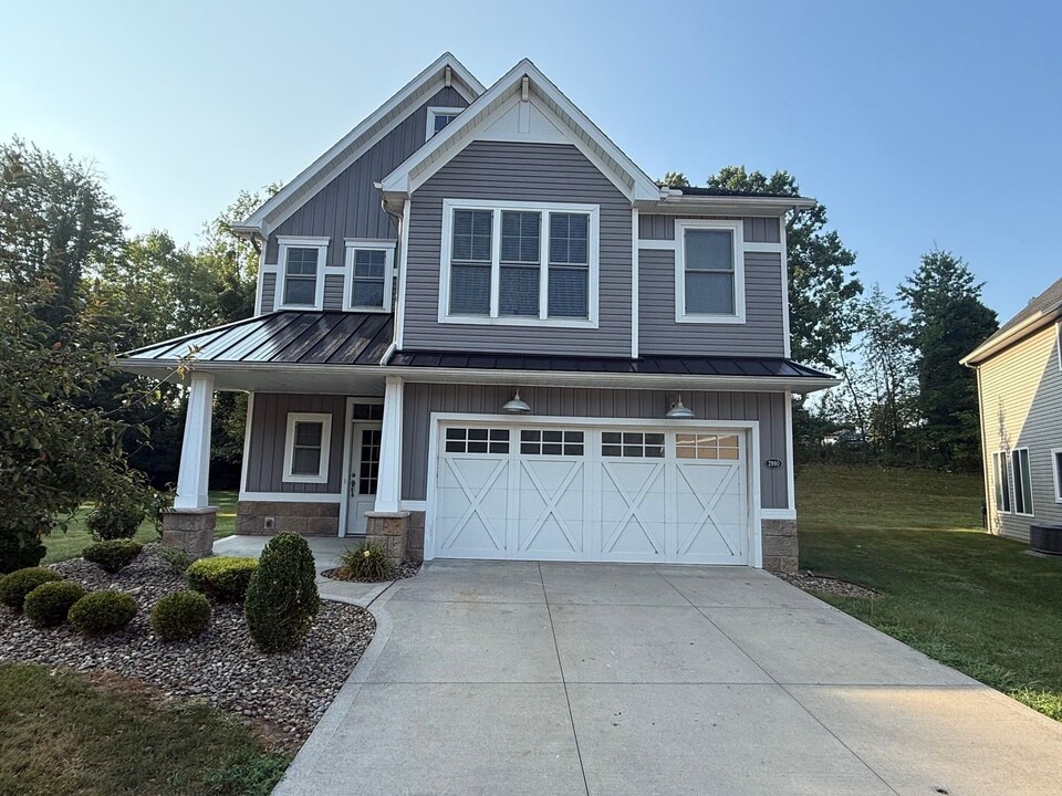 2990 Creekside Ct in Stow, OH - Foto de edificio