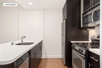 41-29 24th St in Queens, NY - Foto de edificio - Building Photo