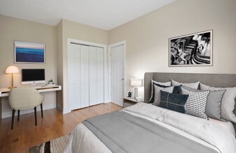 3726 N Pine Grove Ave, Unit E1 in Chicago, IL - Building Photo - Building Photo