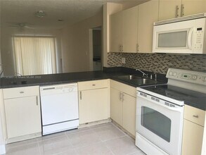 8028 SW 21st Ct in Miramar, FL - Foto de edificio - Building Photo