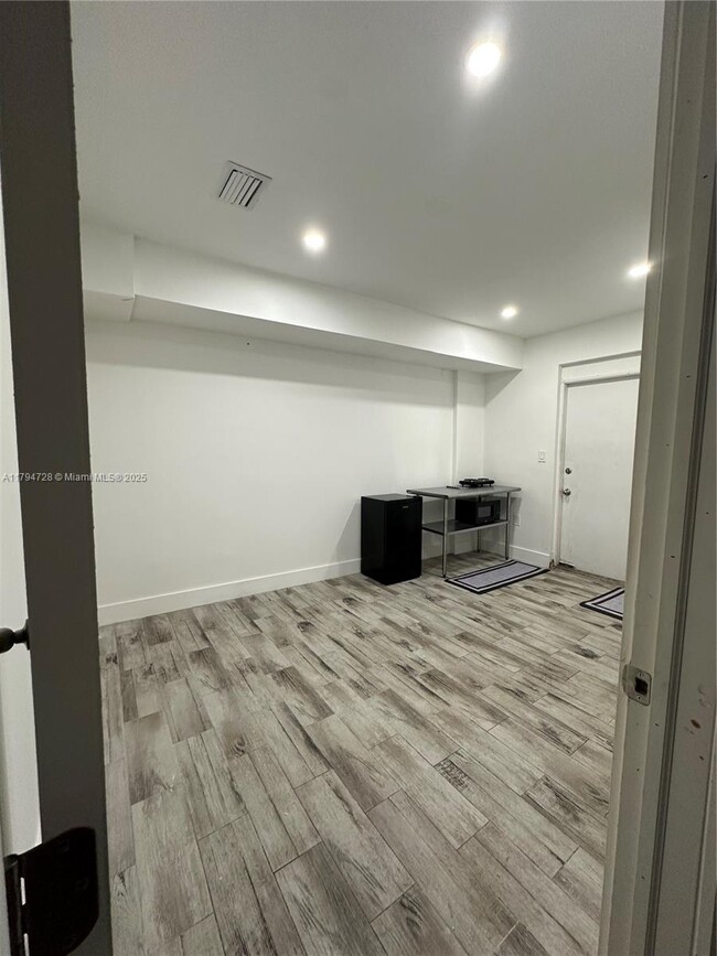 2275 NW 30th St in Miami, FL - Building Photo - Building Photo