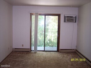 10628 W Bobolink Ave in Milwaukee, WI - Building Photo - Building Photo
