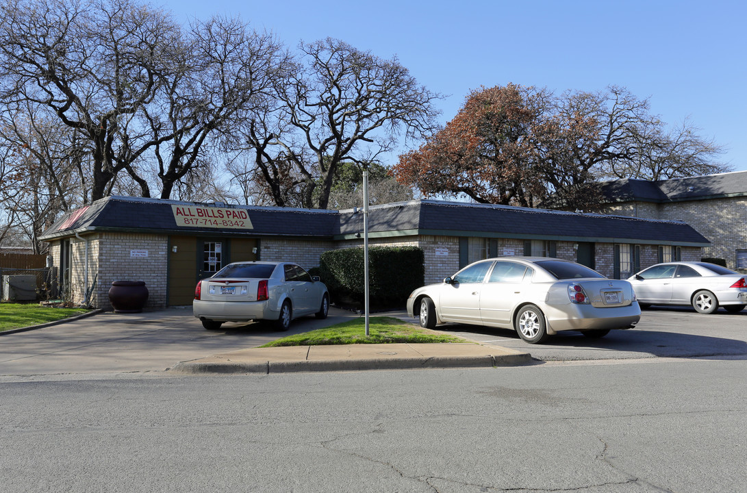 Wellesley Park in Hurst, TX - Building Photo