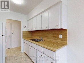 9901 Yonge St in Richmond Hill, ON - Building Photo - Building Photo