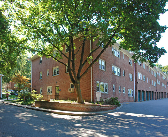 Woodbrook Gardens in Irvington, NY - Building Photo - Building Photo