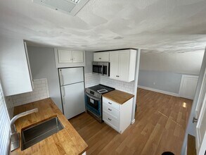 72 Sohier Rd, Unit 2 in Beverly, MA - Foto de edificio - Building Photo