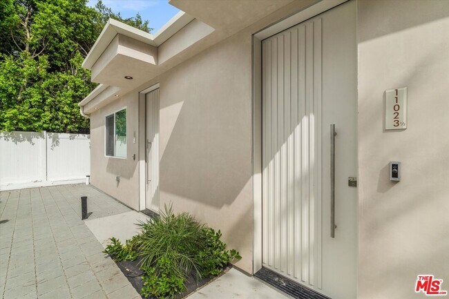 11023 1/2 Blix St in Los Angeles, CA - Building Photo - Building Photo