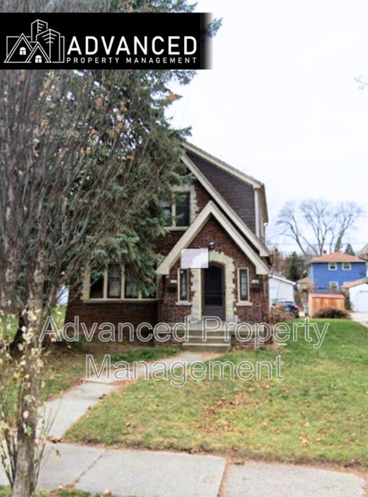 3725 S Clement Ave in Milwaukee, WI - Foto de edificio