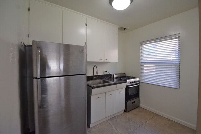 605-609 North Hollywood Way in Burbank, CA - Building Photo - Building Photo