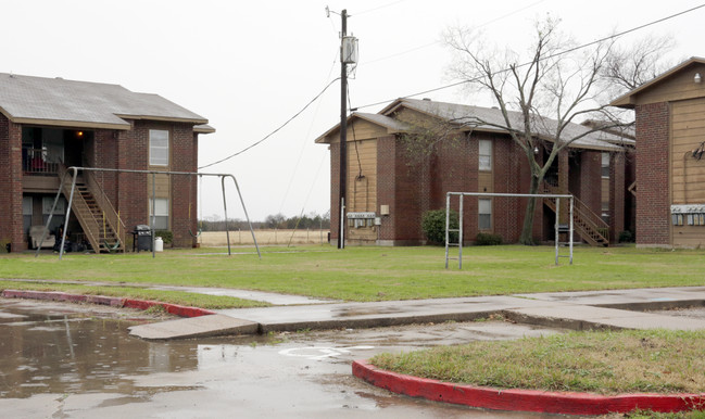 Quinlan Squares Apartments in Quinlan, TX - Building Photo - Building Photo