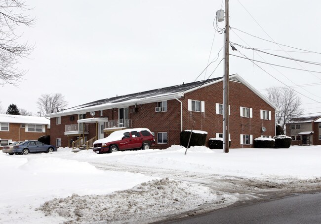 1023 N Chapel St in Louisville, OH - Building Photo - Building Photo