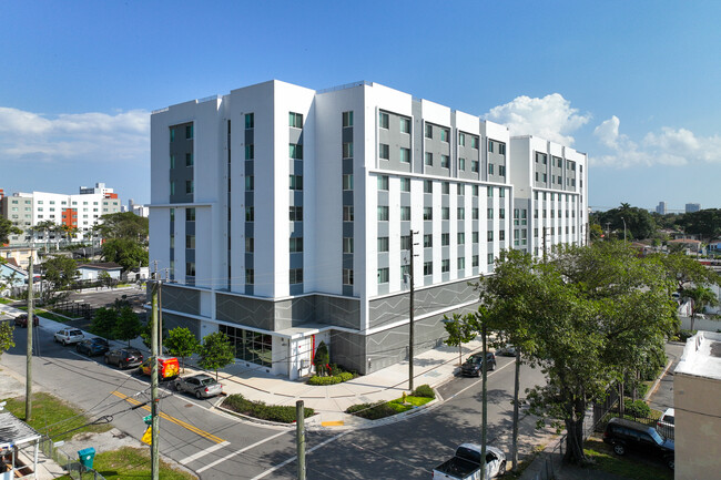 Slate Senior Apartments in Miami, FL - Foto de edificio - Building Photo