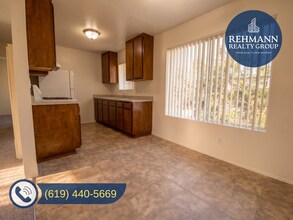 1010 S Magnolia Ave in El Cajon, CA - Foto de edificio - Building Photo