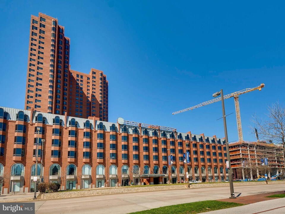 10 E Lee St-Unit -1104 in Baltimore, MD - Building Photo