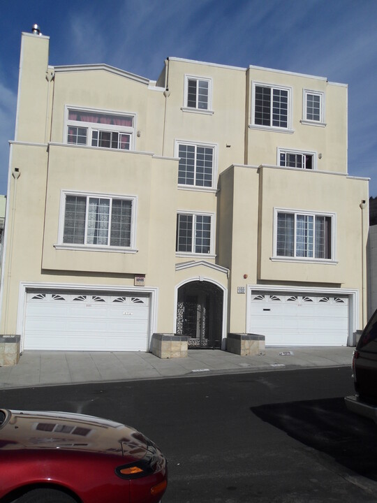 122 Los Banos Ave in Daly City, CA - Building Photo