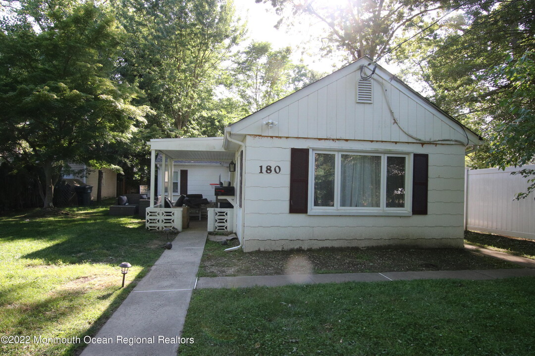 180 Cliftwood Rd in Ocean Township, NJ - Building Photo