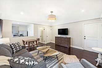 1120 Poinsettia Dr, Unit Lower in West Hollywood, CA - Building Photo - Building Photo