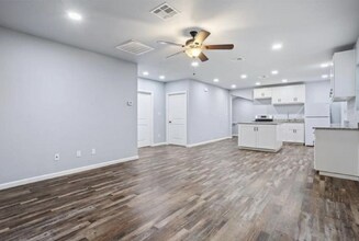 117 Emma St in Bartlett, TX - Foto de edificio - Building Photo