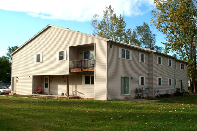 Crosscreeks Apartments in Temperance, MI - Building Photo - Building Photo