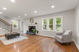 129 Maple Ave in Shrewsbury, MA - Foto de edificio - Building Photo