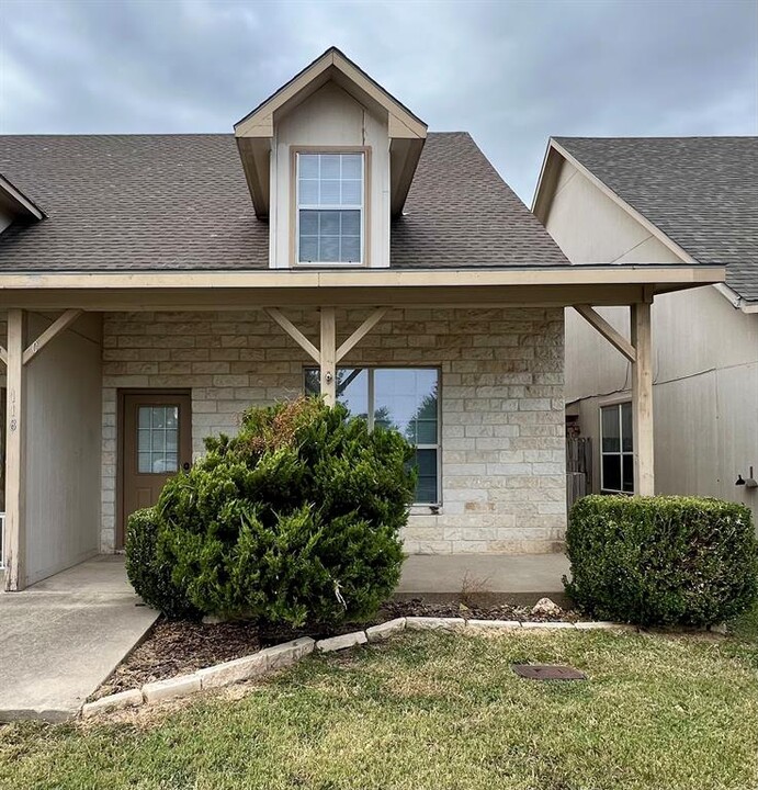 118 Sandstone Dr in Jarrell, TX - Building Photo