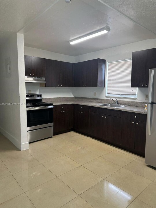 2841 NW 13th Ct in Fort Lauderdale, FL - Building Photo