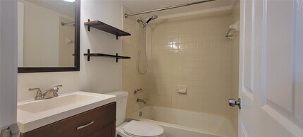 350 Palm Cir W, Unit 104 in Pembroke Pines, FL - Foto de edificio - Building Photo