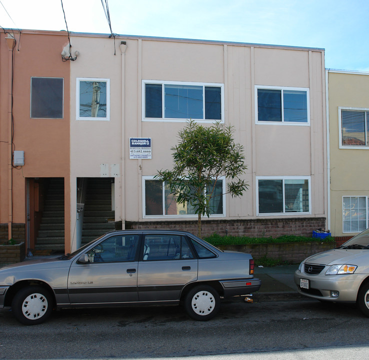 48 Garibaldi St in Daly City, CA - Foto de edificio