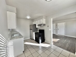 7875 S 3800 W in West Jordan, UT - Foto de edificio - Building Photo