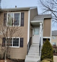 2122 Southwind Cir in Schaumburg, IL - Building Photo