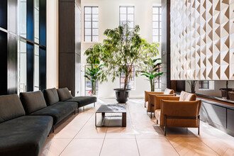 Le George Apartments in Montréal, QC - Building Photo - Lobby