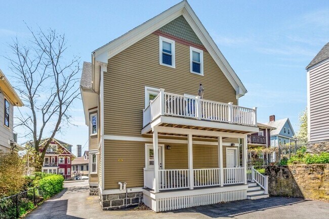 847 South St, Unit 1 in Boston, MA - Building Photo - Building Photo
