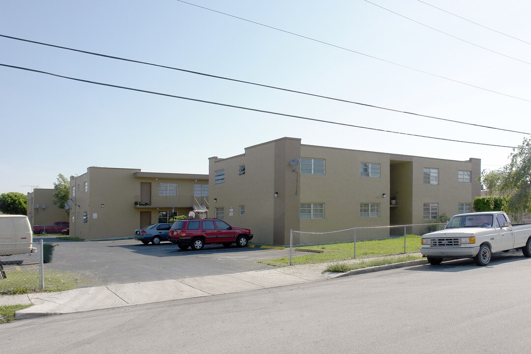 Honeysuckle Apartments in Miami, FL - Building Photo