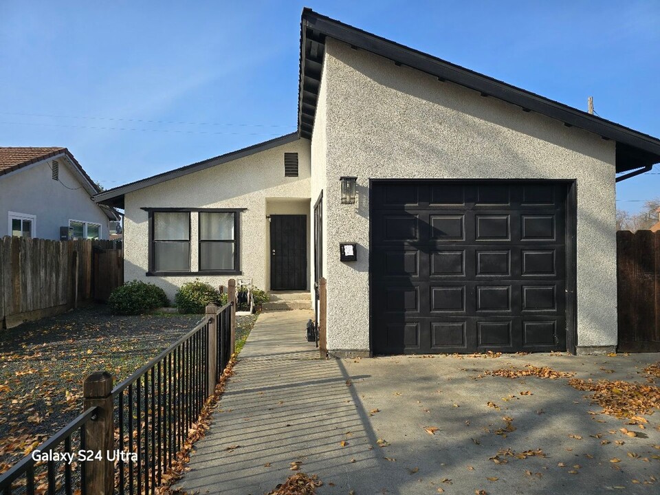 1417 Stetson Ave in Modesto, CA - Building Photo