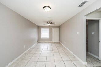 2220 Santa Cleotilde Ave in Laredo, TX - Foto de edificio - Building Photo