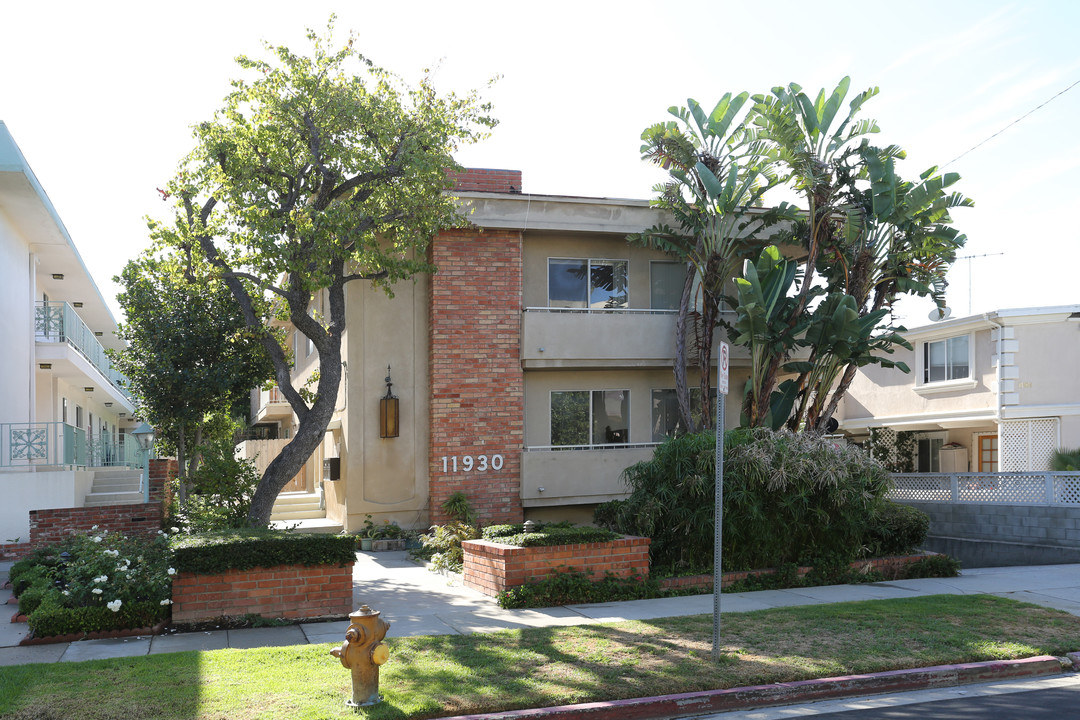 11930 Dorothy St in Los Angeles, CA - Building Photo