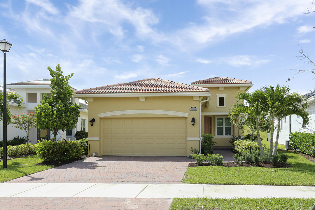 9249 SW Pepoli Way in Port St. Lucie, FL - Building Photo