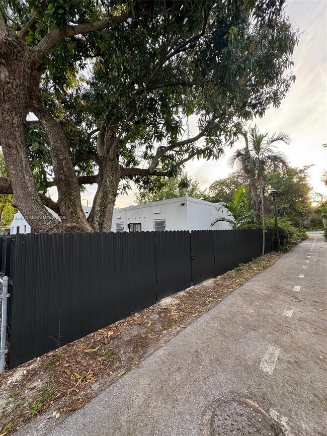 557 NW 44th St in Miami, FL - Building Photo - Building Photo