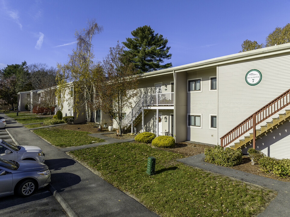 Boulders in Brockton, MA - Foto de edificio