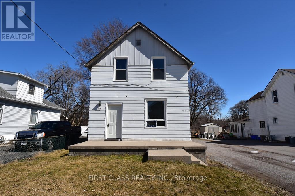 237-237 Nassau St in Oshawa, ON - Building Photo