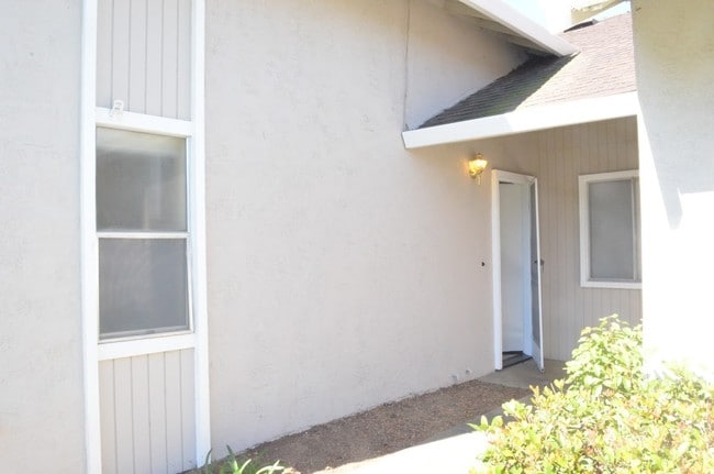 759 Valley Green Dr in Brentwood, CA - Foto de edificio - Building Photo