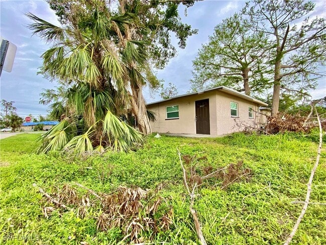 1534 Oak Dr in Ft. Myers, FL - Building Photo - Building Photo