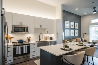 Lantower West Love in Dallas, TX - Foto de edificio - Building Photo