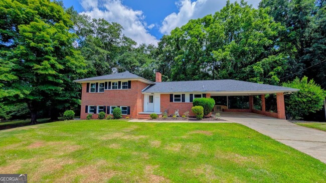property at 3318 Hilltop Cir