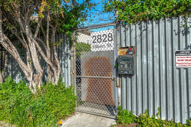 Bayside Court in Oakland, CA - Building Photo - Building Photo