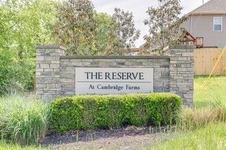 1025 Ellington Dr in Gallatin, TN - Foto de edificio - Building Photo