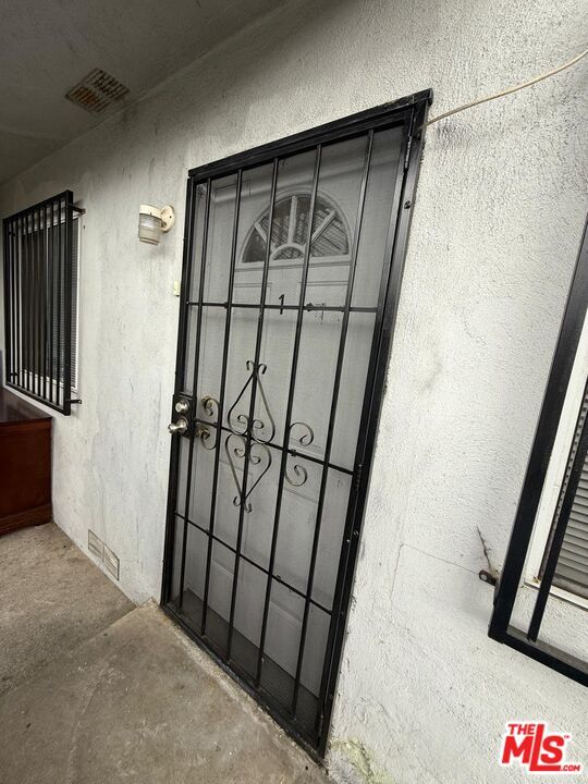 7932 Brimfield Ave in Los Angeles, CA - Foto de edificio - Building Photo